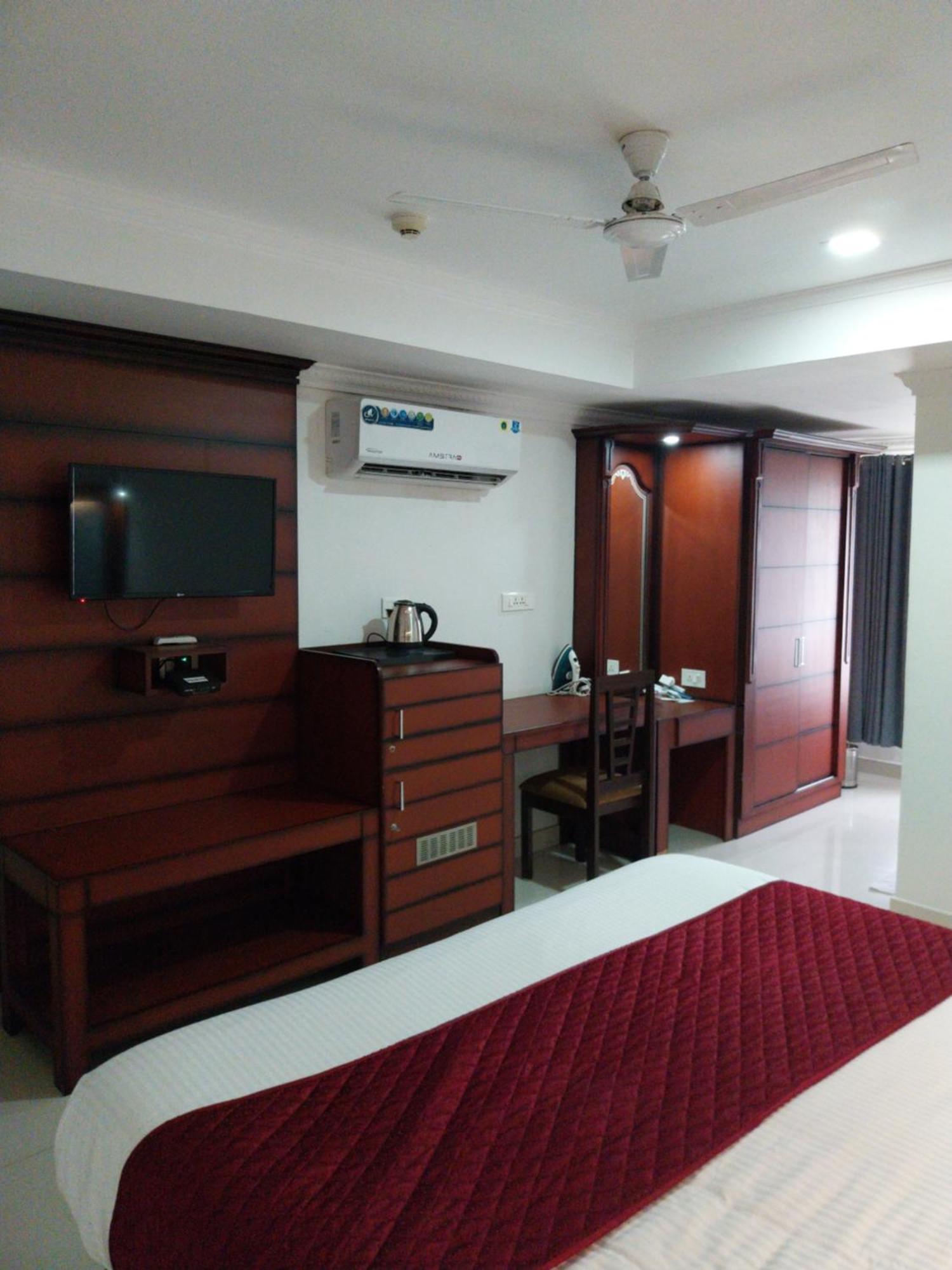 Hotel Savera Park Thrissur Экстерьер фото